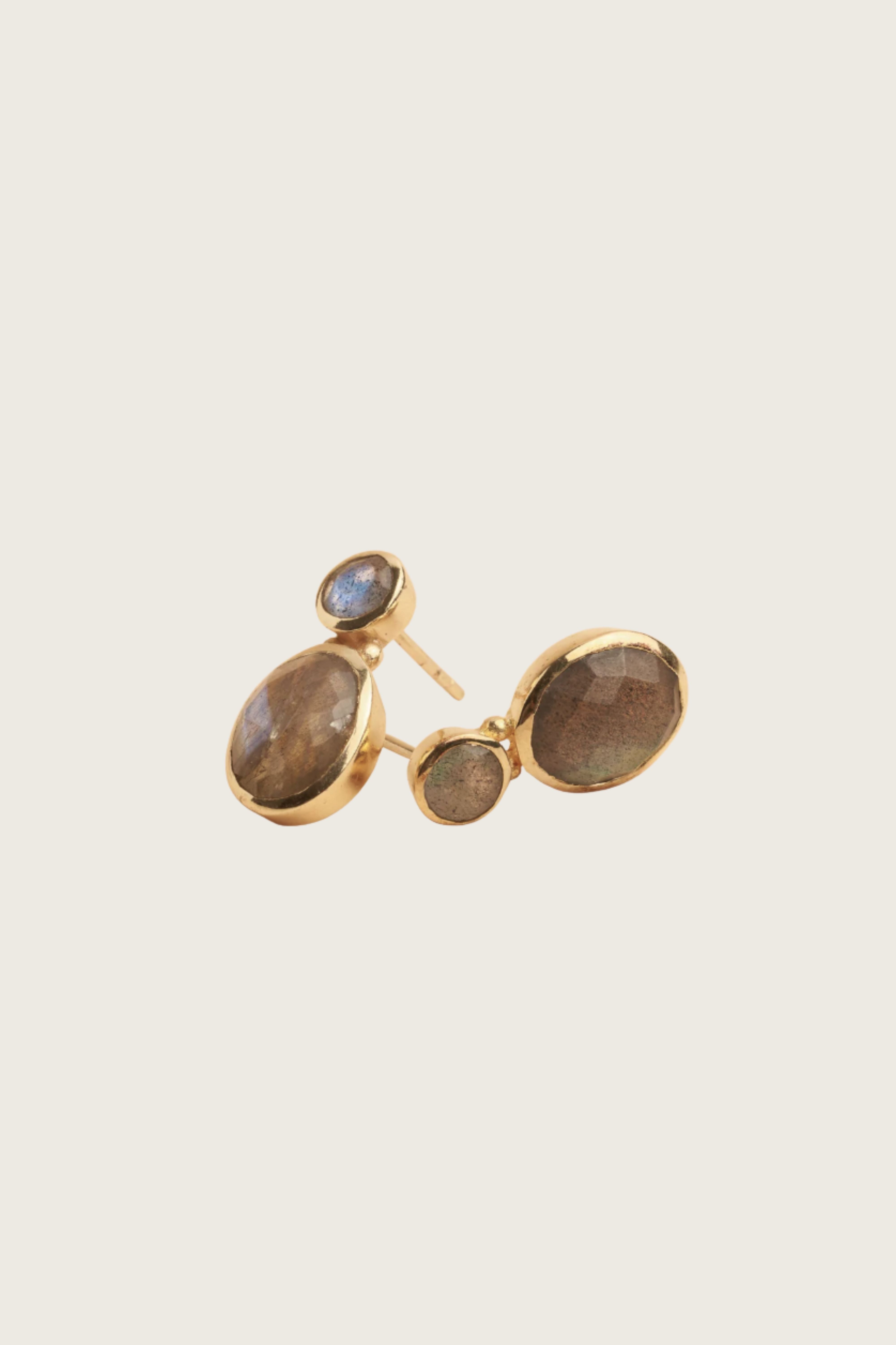 Brincos Zreinia em Labradorite com Banhado a Ouro Fino Reciclado 18K - Pinos em Prata 925