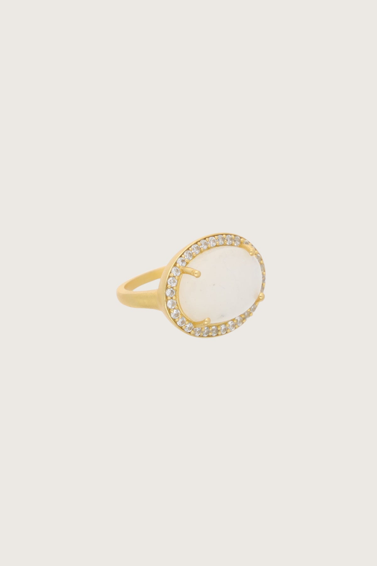 Anello Mata con pietra di luna arcobaleno, placcato in oro fino riciclato 18K