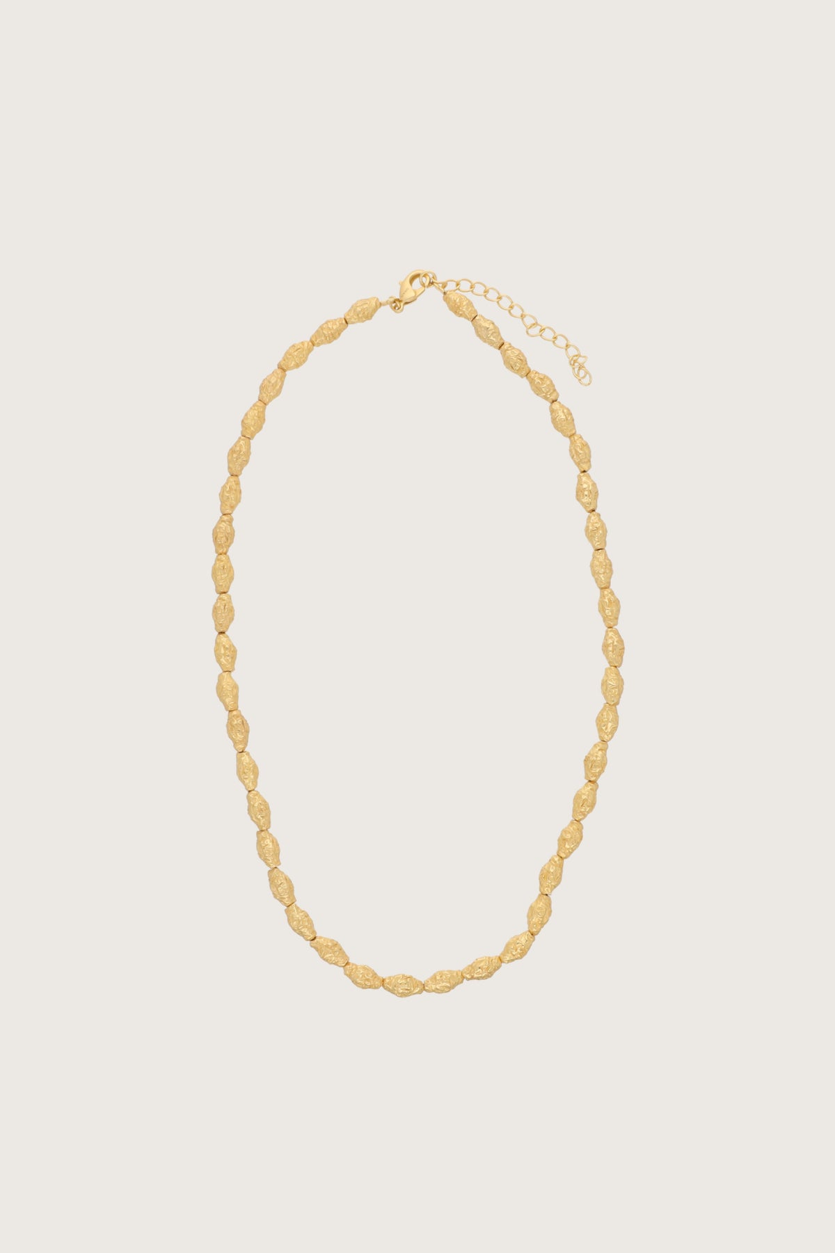 Collana Mentah con perline dorate dalla texture martellata, placcata in oro fino riciclato 18K, oro
