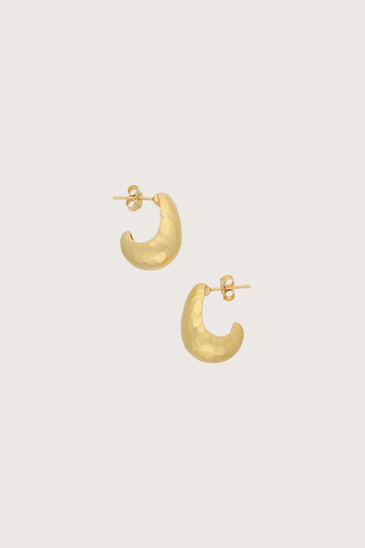Orecchini Cajou in oro martellato, placcati in oro fino riciclato 18K