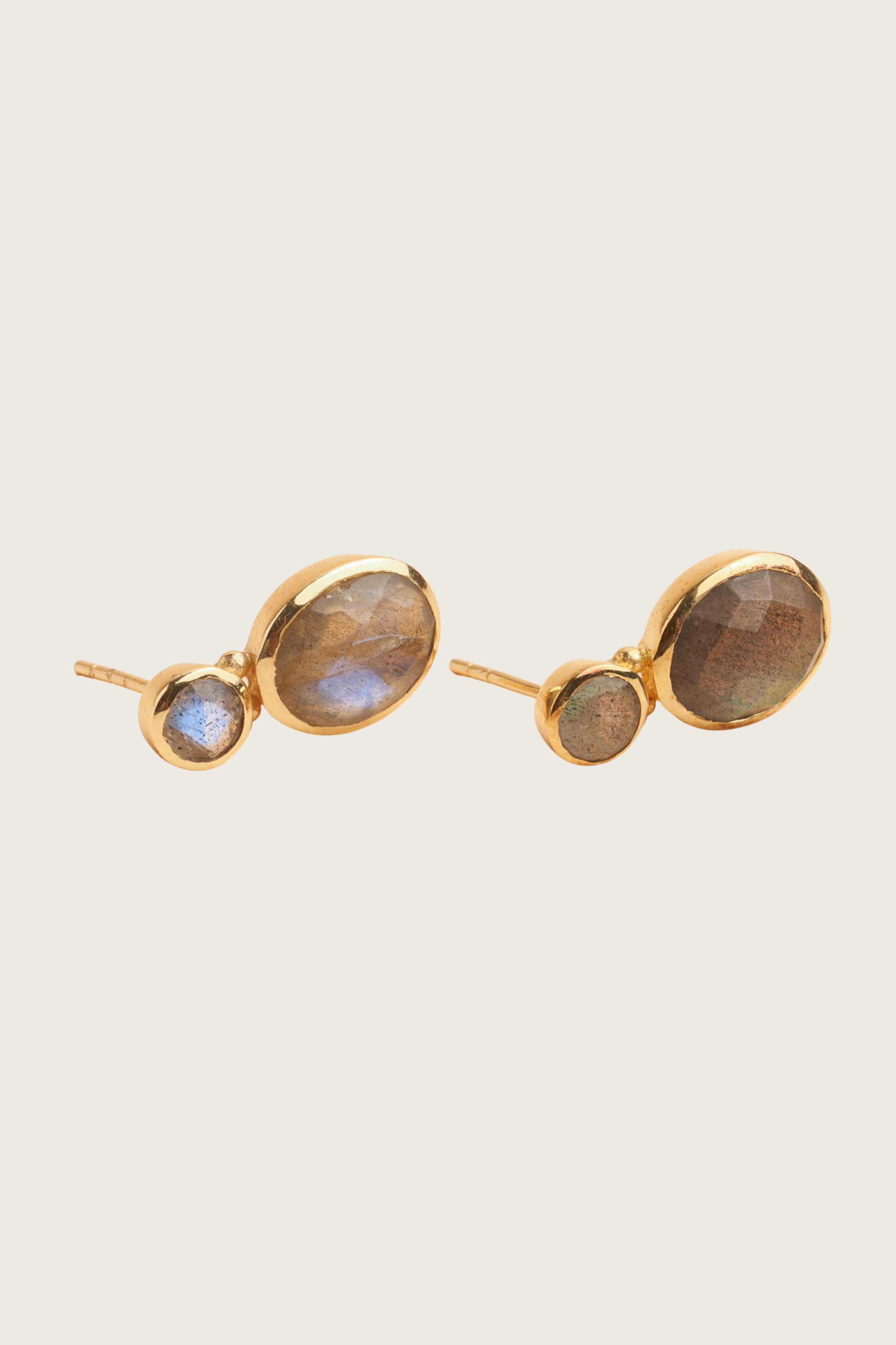 Pendientes Zreinia chapados en oro fino reciclado de 18K - postes de plata 925, Labradorita