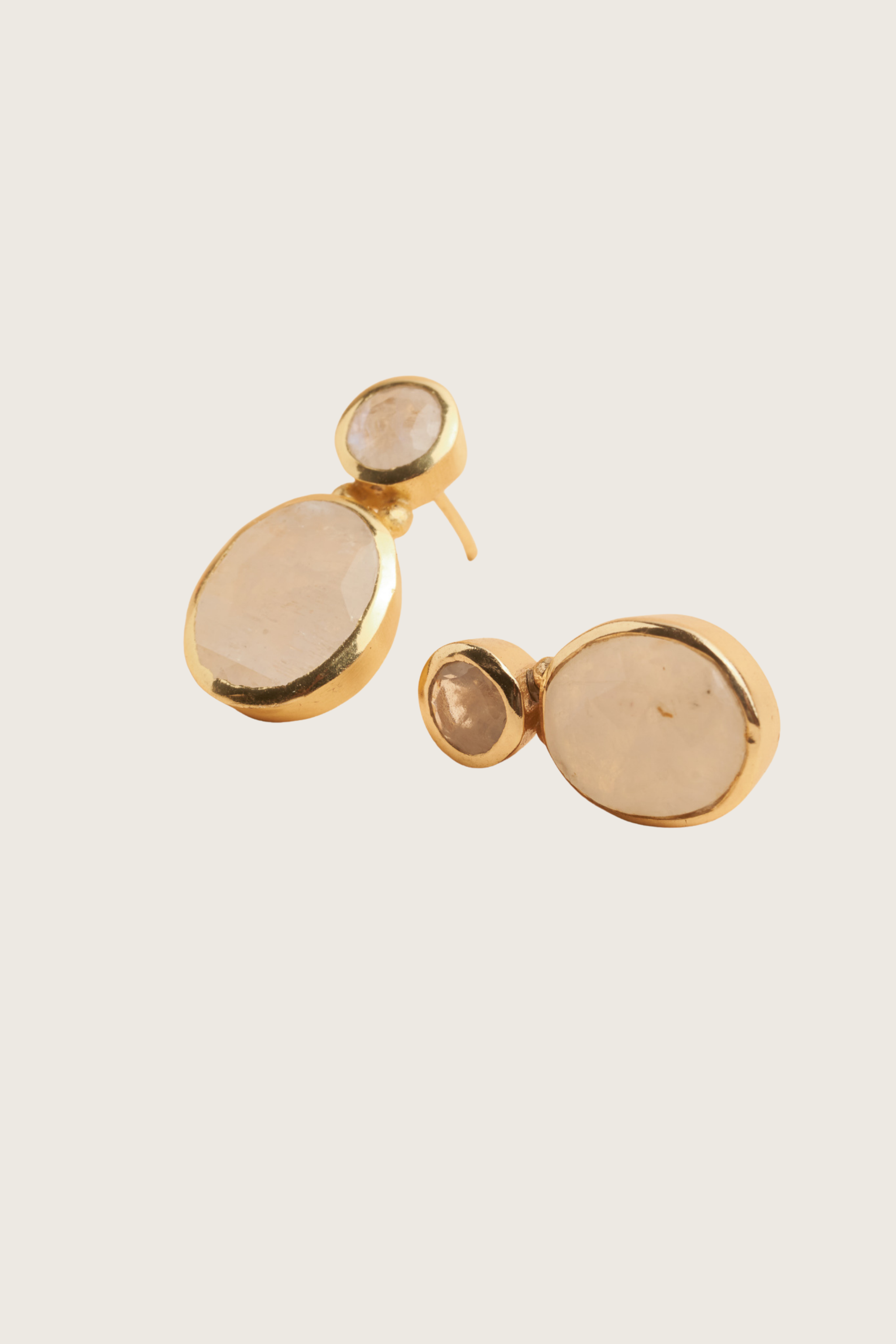 Pendientes Zreinia chapados en oro fino reciclado de 18K - postes de plata 925, piedra lunar arcoíris