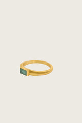 Anillo Zulea chapado en oro fino reciclado de 18K con turmalina verde