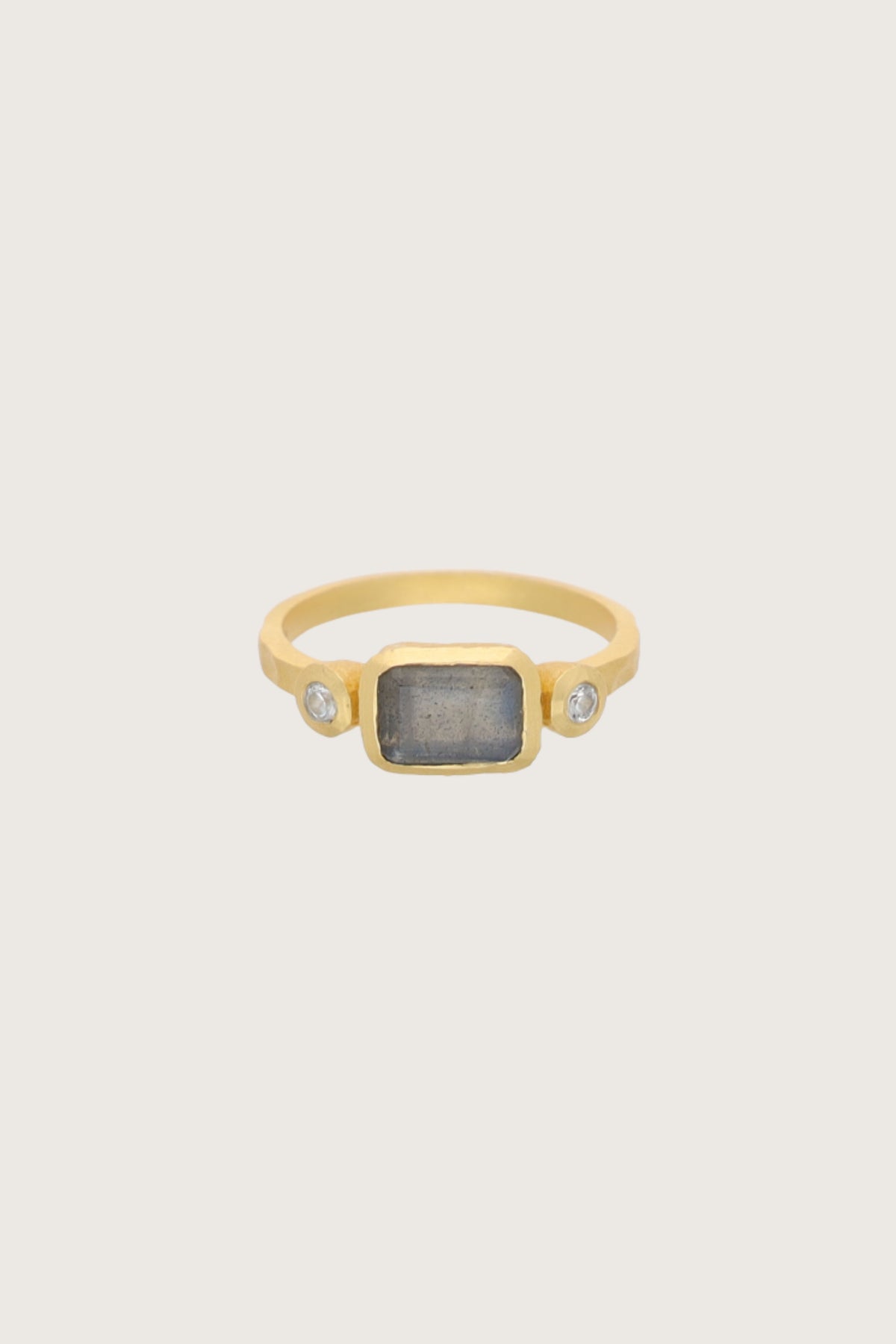 Anello Paru in labradorite placcato in oro fino riciclato 18K