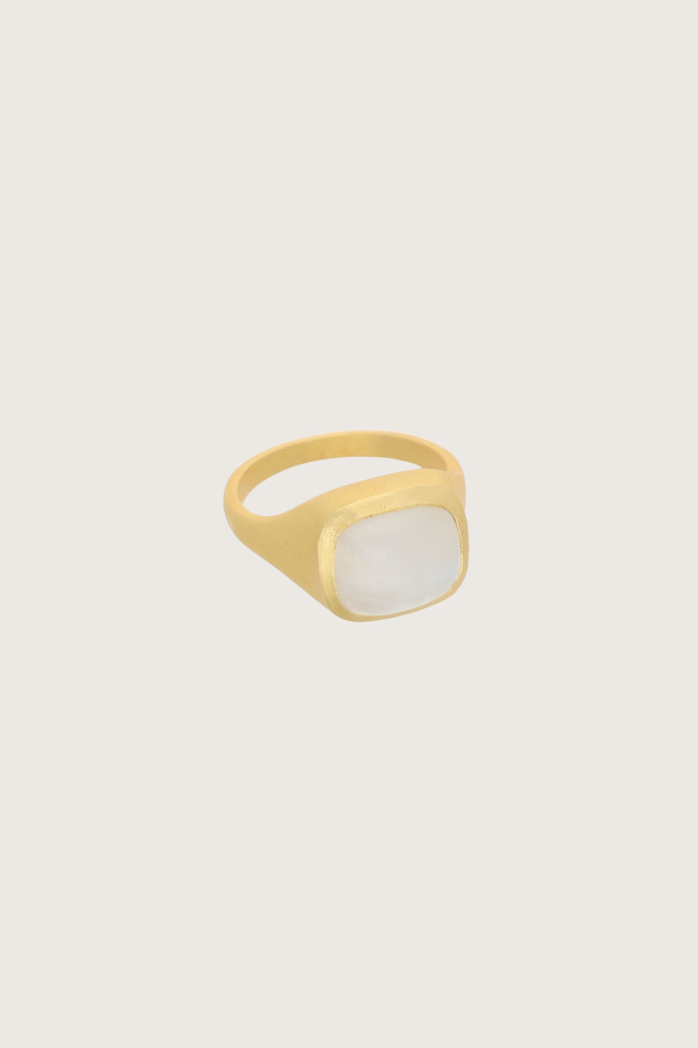 Anello Pasih in pietra di luna color pesca placcato in oro fino riciclato 18K