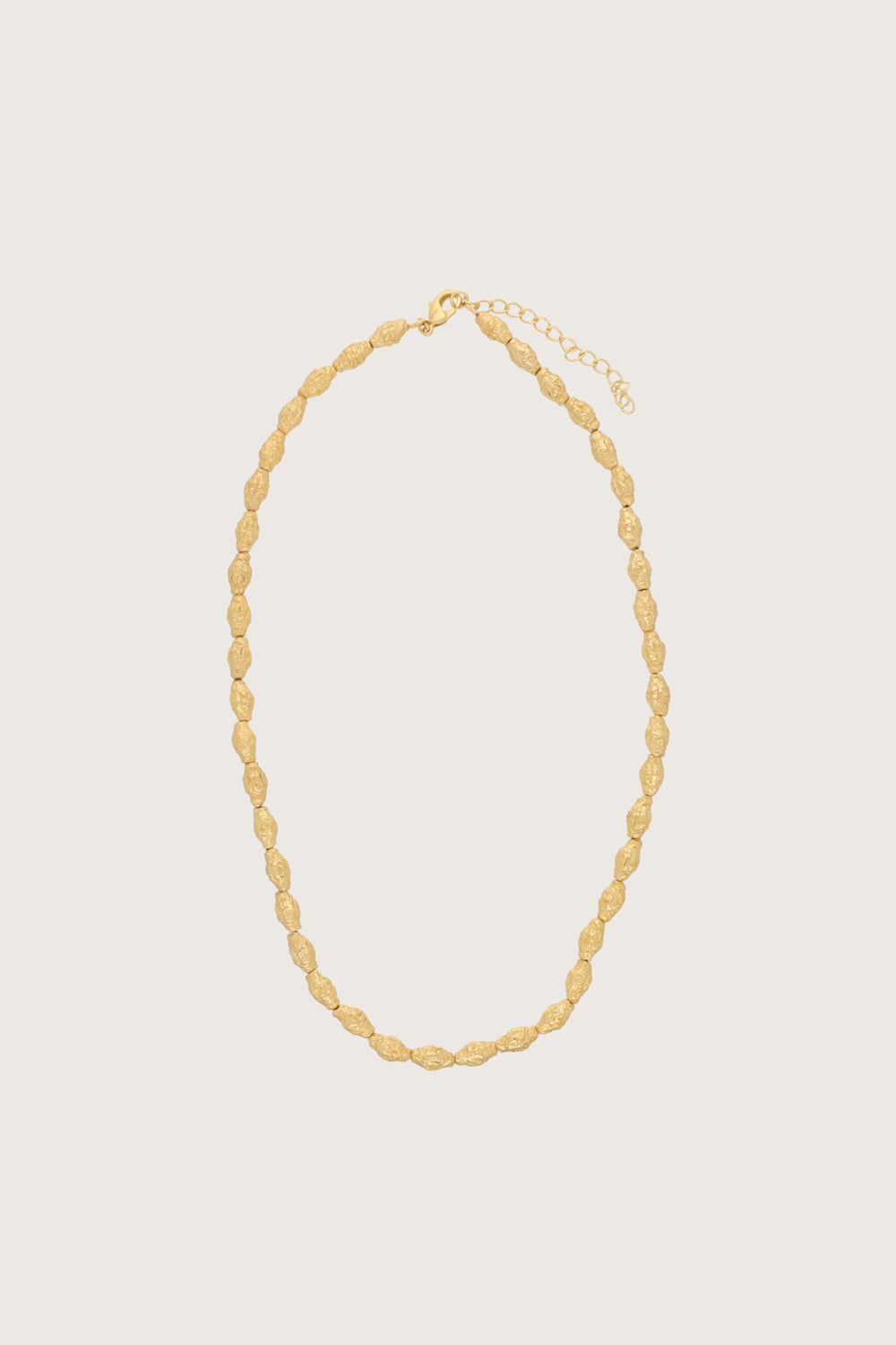 Collana Mentah con perline dorate dalla texture martellata, placcata in oro fino riciclato 18K, oro