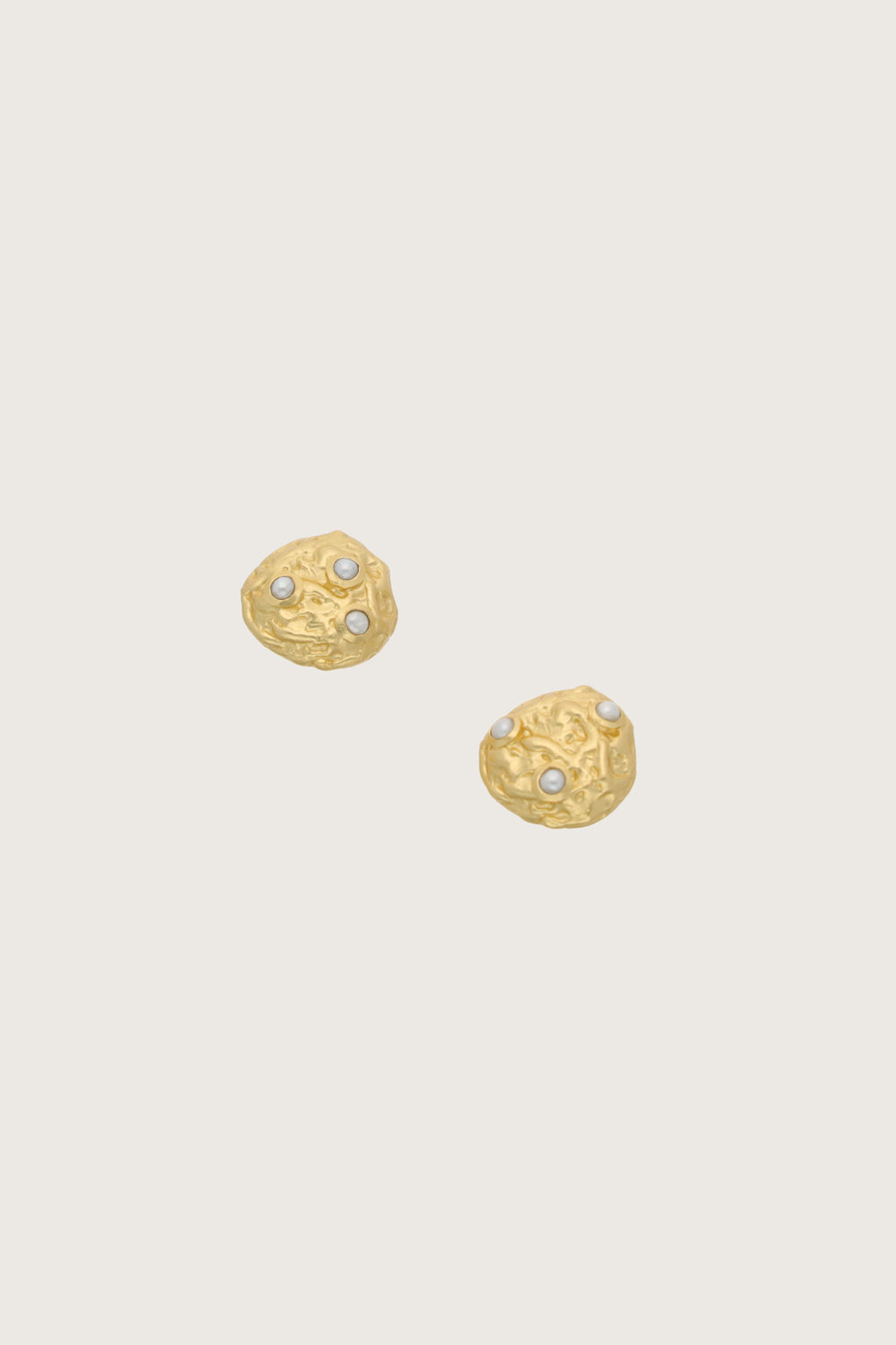 Orecchini Kawah con perla bianca, placcati in oro fino riciclato 18K