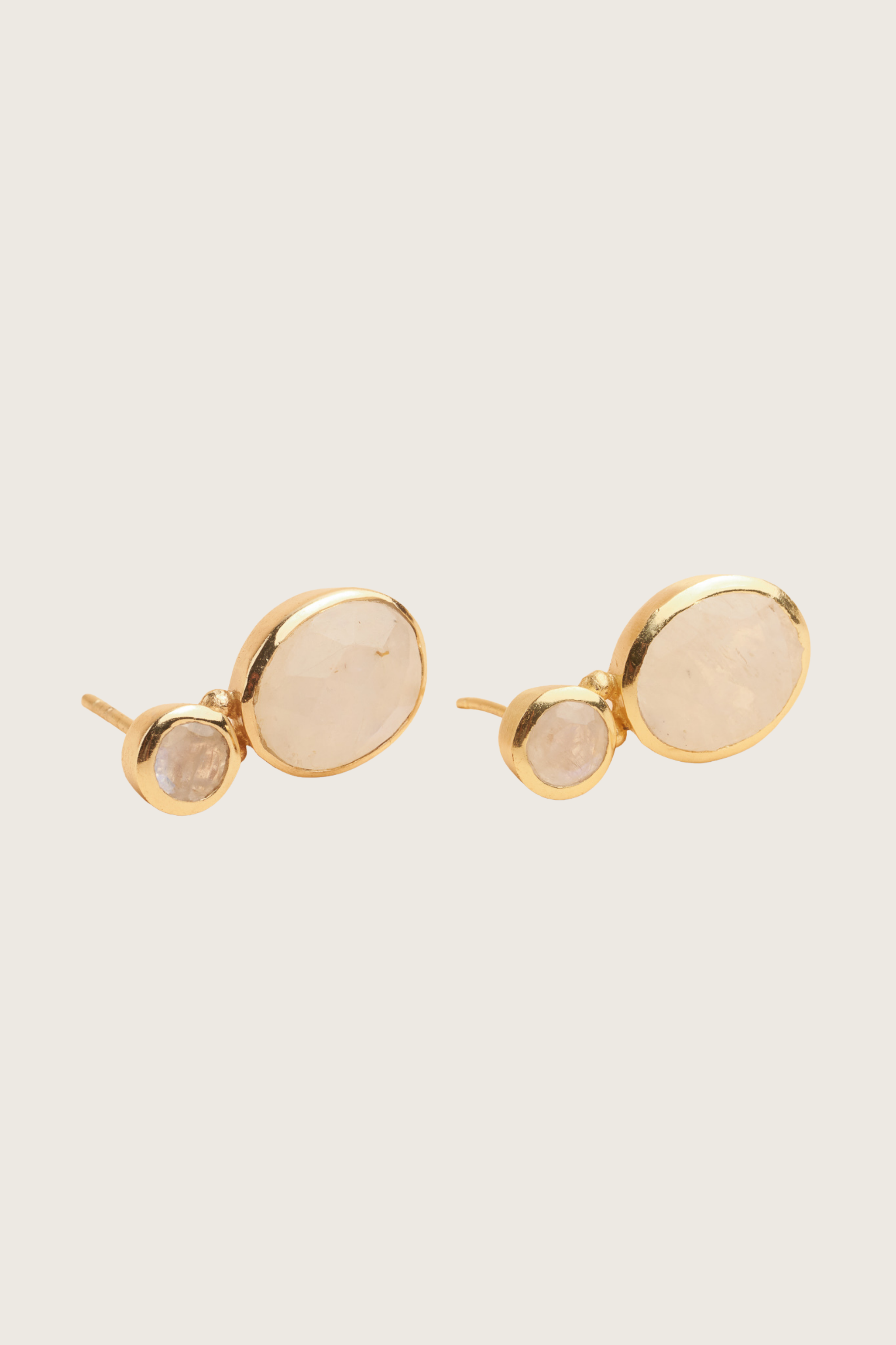 Pendientes Zreinia chapados en oro fino reciclado de 18K - postes de plata 925, cuarzo fresa