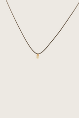 Collar colgante de sirig con incrustación de oro de 14K, cuerda gris y piedra lunar arcoíris