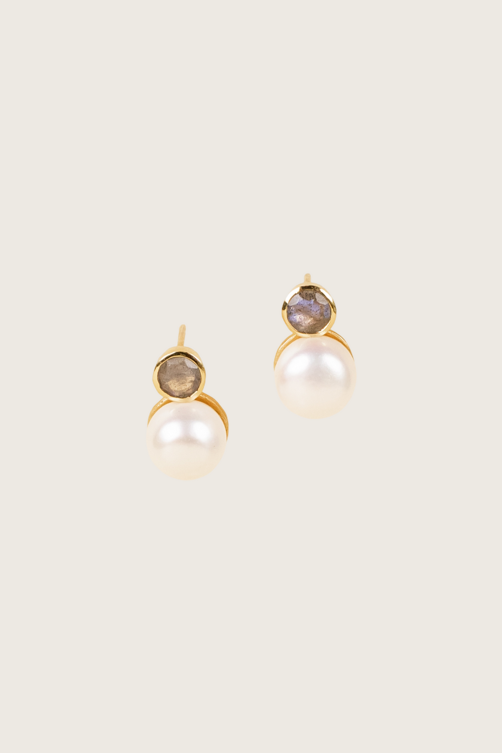 Orecchini Pudiah placcati in oro fine riciclato 18K - perni in argento 925, perla d'acqua dolce / labradorite